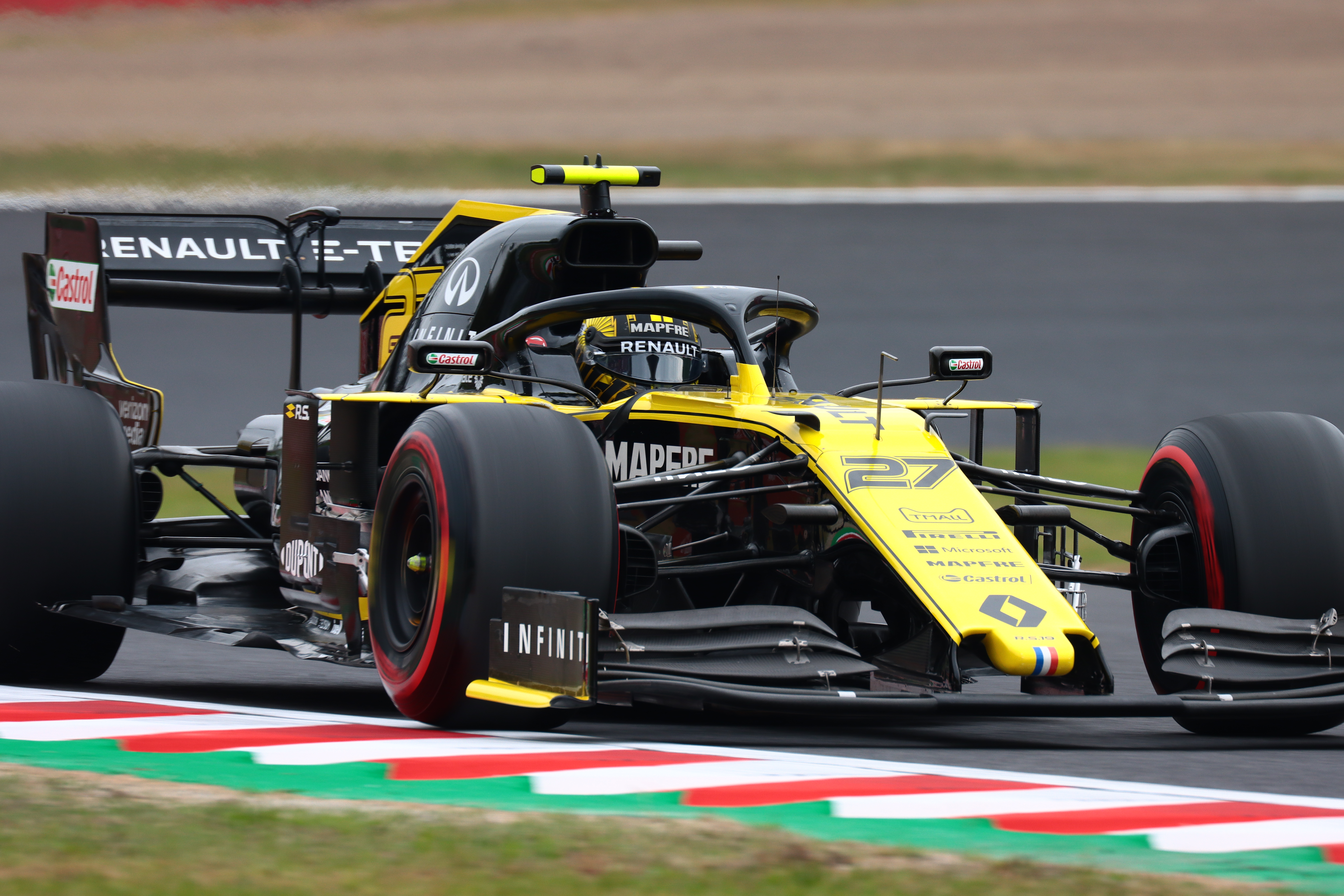 鈴鹿サーキットのヘアピンコーナーの立ち上がり　EF100-400mm f/4.5-5.6L IS II USM（400mm）　ISO 200　F7.1　1/320秒