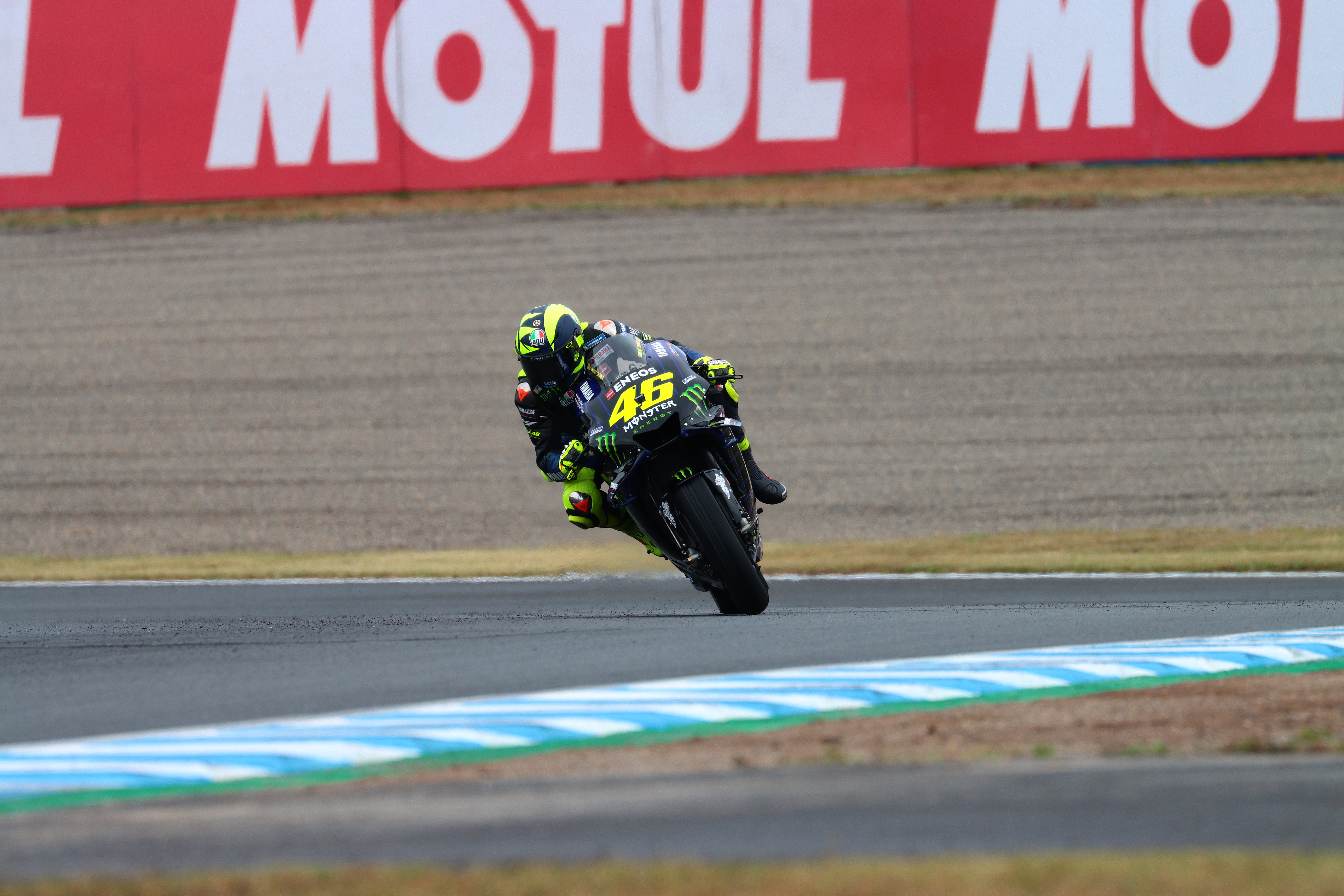 ツインリンクもてぎの最終コーナーの立ち上がり　EF100-400mm f/4.5-5.6L IS II USM（400mm）　ISO 200　F5.6　1/320秒