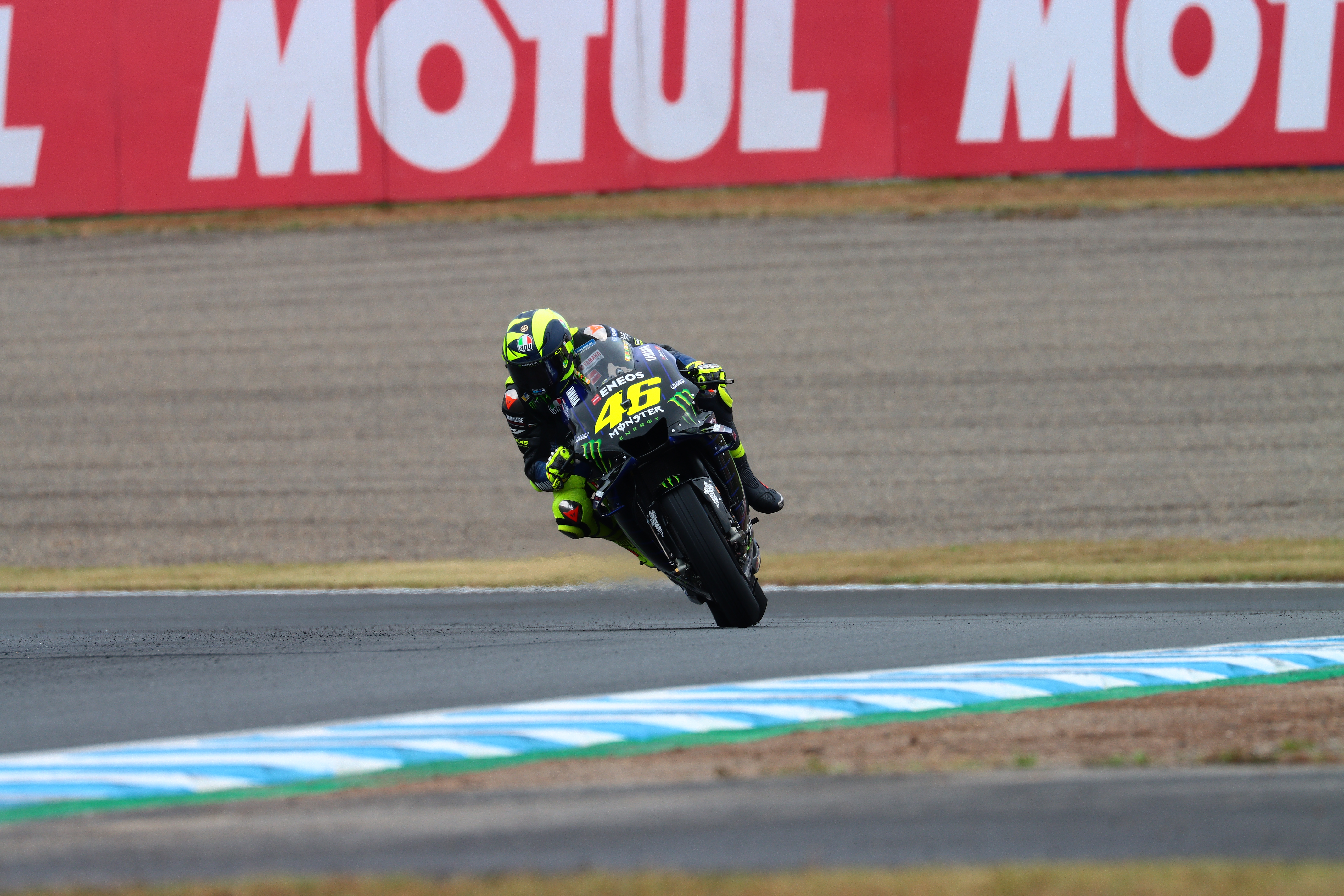 ツインリンクもてぎの最終コーナーの立ち上がり　EF100-400mm f/4.5-5.6L IS II USM（400mm）　ISO 200　F5.6　1/320秒