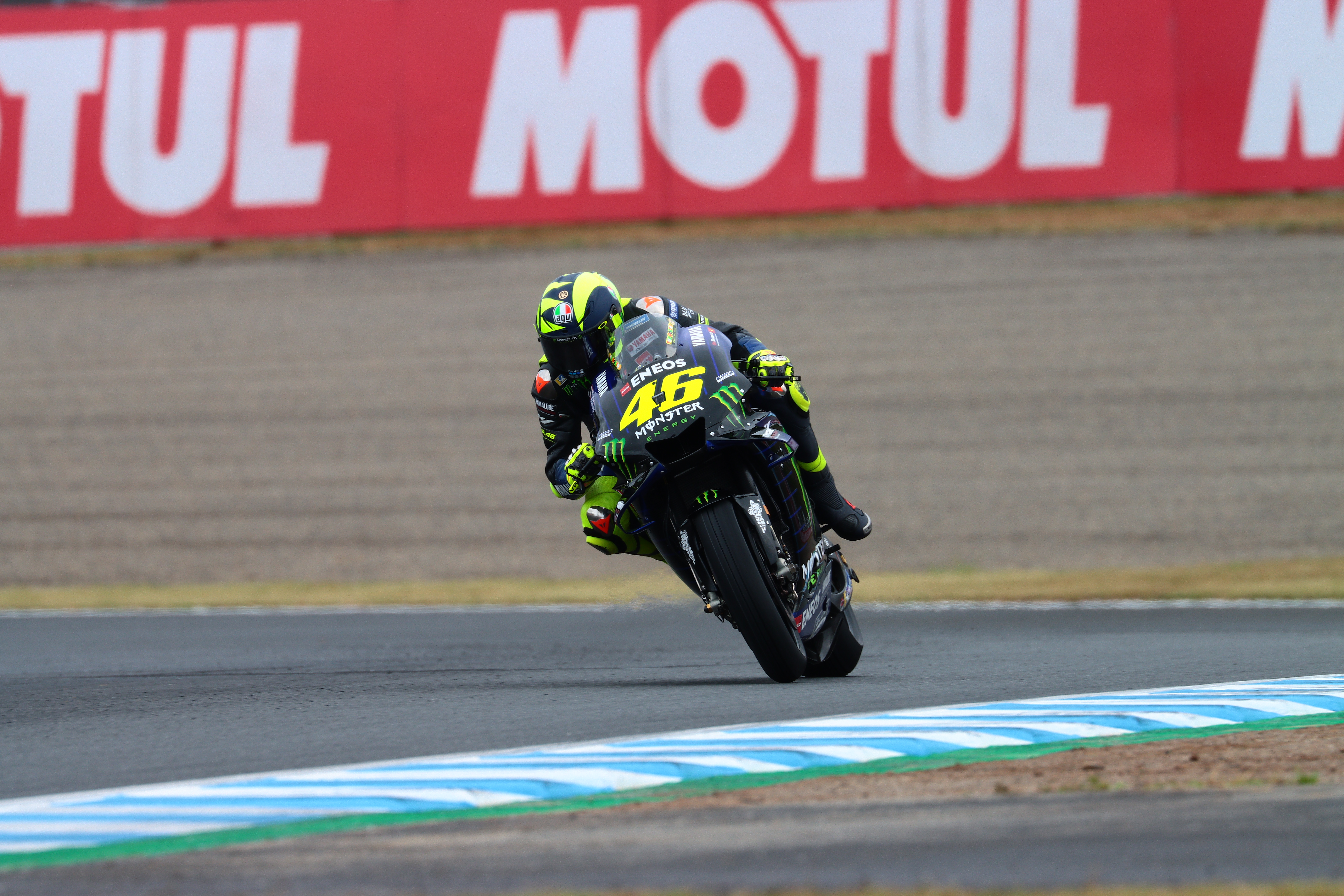 ツインリンクもてぎの最終コーナーの立ち上がり　EF100-400mm f/4.5-5.6L IS II USM（400mm）　ISO 200　F5.6　1/320秒