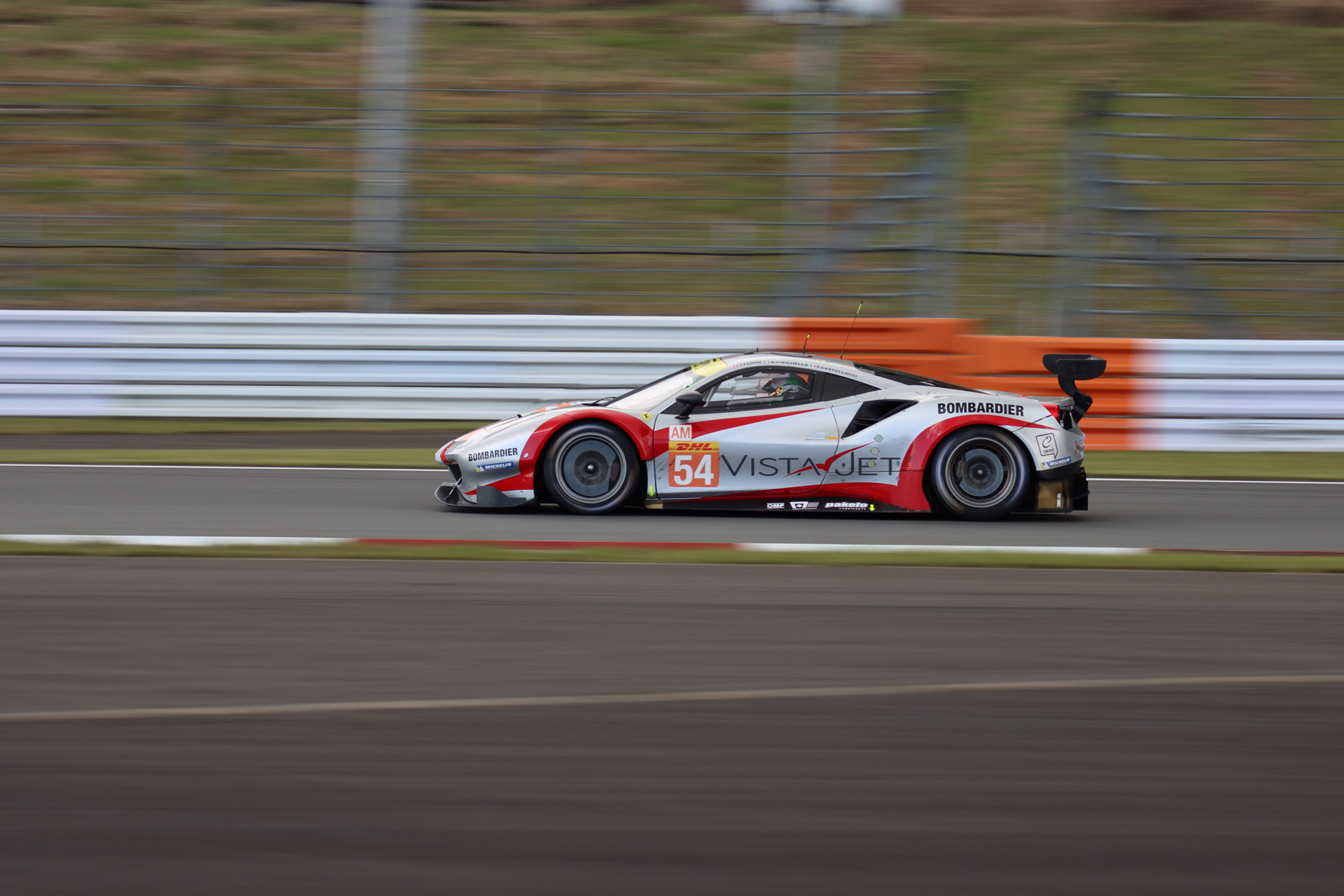 流し撮り効果を大で撮影。シャッター速度は1/125秒