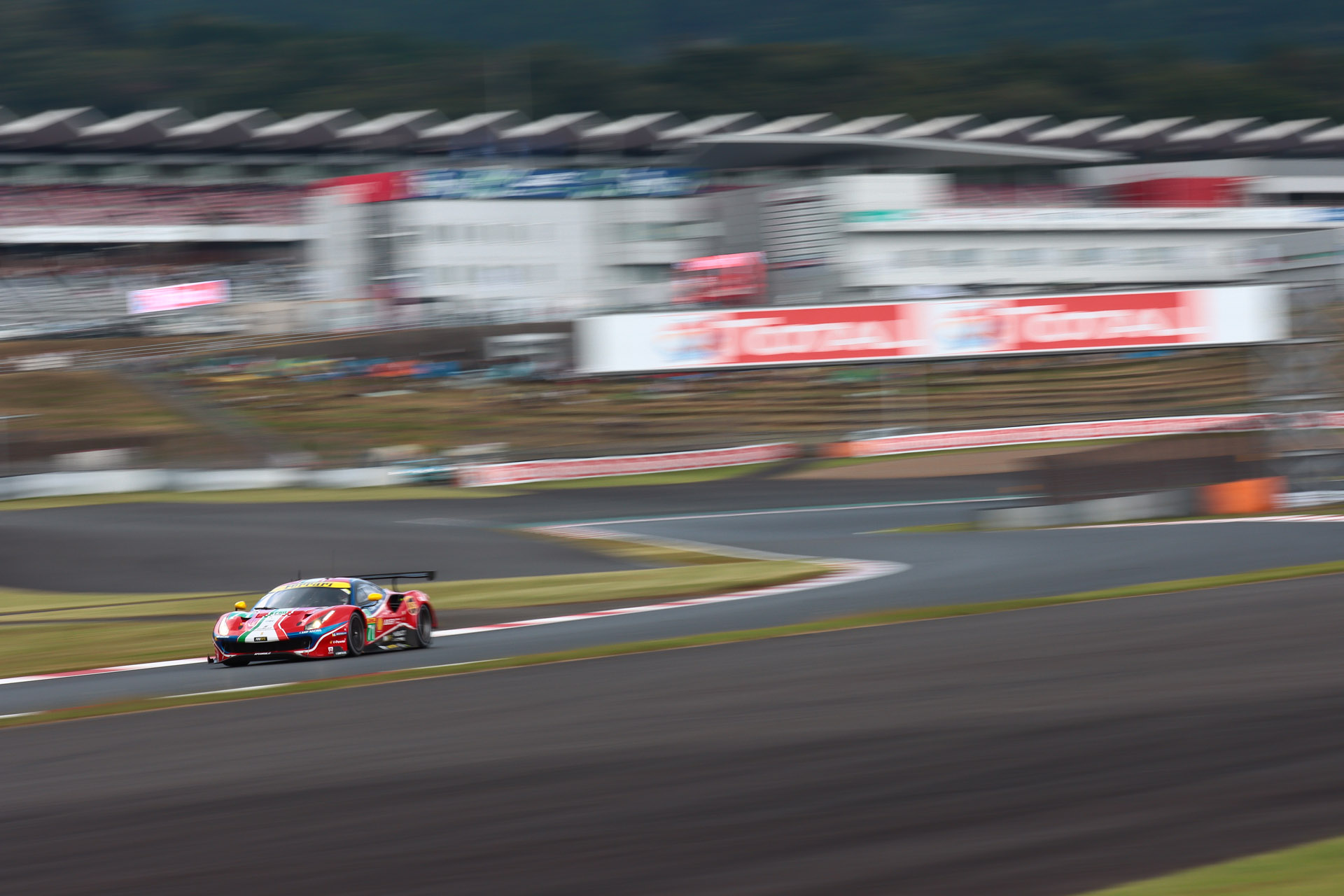 ヘアピンから向かってくるマシンをシャッタースピード1/30秒で流し撮り