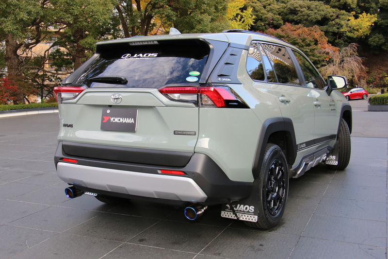 GEOLANDAR CV G058の装着展示車はトヨタ自動車「RAV4」。クロスオーバーSUVとして市街地での使い勝手を重視しつつ、アウトドアレジャーを楽しむ時に多彩な路面での走破性も備えるタイヤとなっている