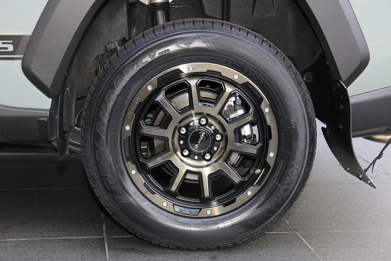 展示車のタイヤサイズは225/65R17。32サイズをラインアップする