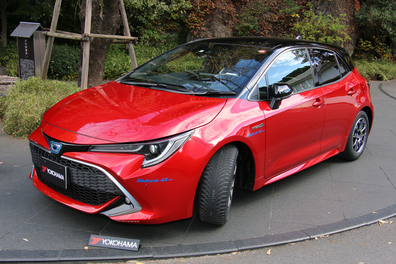 BluEarth-4S AW21の装着展示車はトヨタ「カローラ スポーツ」だが、このタイヤは車種によってターゲットが決まるものではなく、ユーザーのライフスタイルに適合するかどうかで選ばれる、これまでとは少し毛色が異なる製品となっている