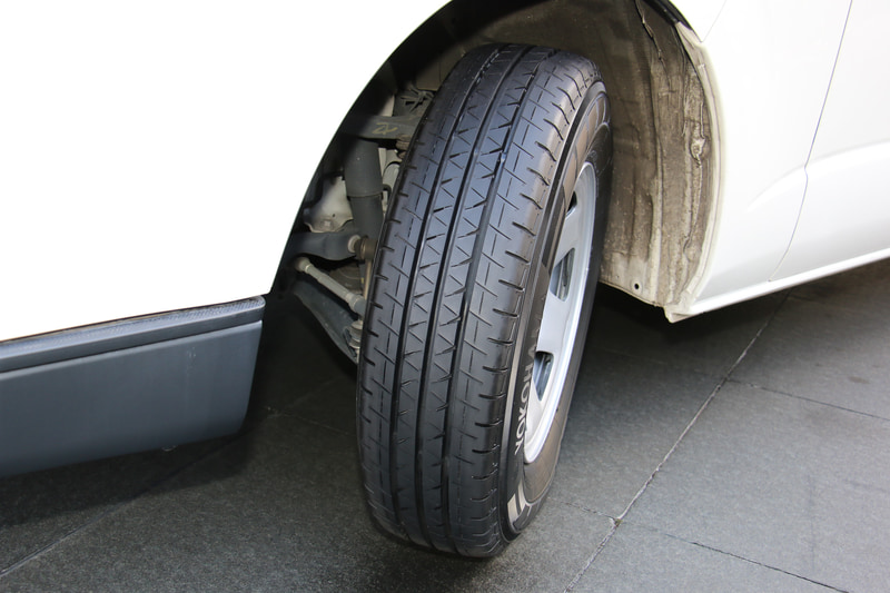 展示車のタイヤサイズは195/80R15。24サイズをラインアップする