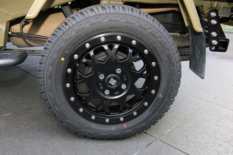 展示車のタイヤサイズは145R14C 85/83Q。、このほかに195R16C 104/102Qも追加となる