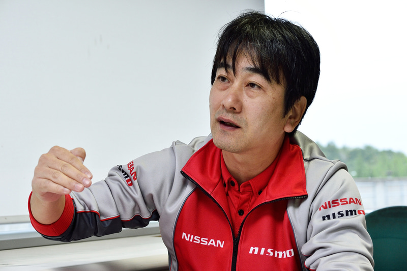 「方向性としては、国内サーキットでタイムアップを図ることを念頭にセットアップした」とセールス＆マーケティング部の碓氷氏（左）。乗り方のコツを教えていただいたNISMOドライビングアカデミーの講師も務めるレーシングドライバー柳田真孝選手（右）