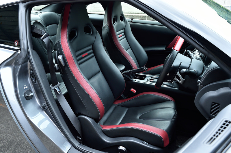 開発中のエンジンチューニングメニュー「S1」を搭載。シートはホールド力の高いレカロ製を装着