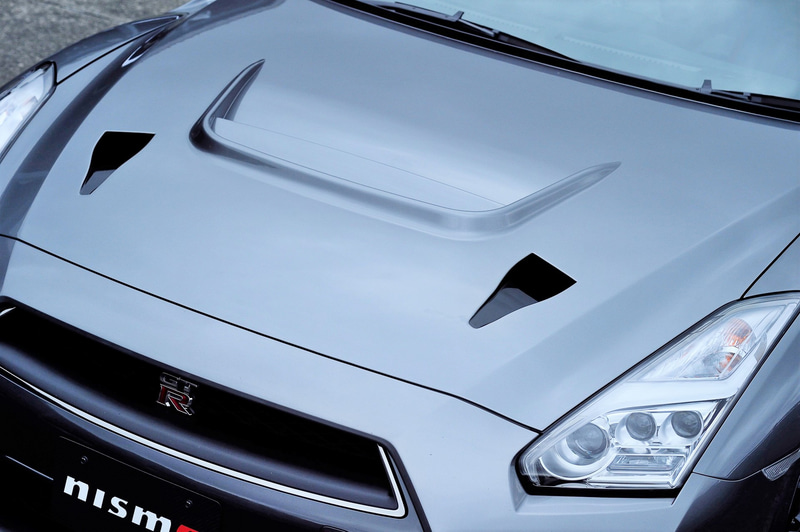 エンジンルームの熱を効率よく排出できるカーボン製のボンネットフードや、チタン製のマフラーにより軽量化が図られている