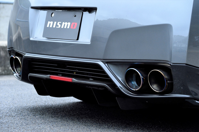 エンジンルームの熱を効率よく排出できるカーボン製のボンネットフードや、チタン製のマフラーにより軽量化が図られている