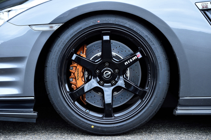足まわりはGT3やNアタックパッケージでも実績のあるオーリズの新開発のサスペンションを装着し、アライメント調整により安定したグリップ力を発揮する