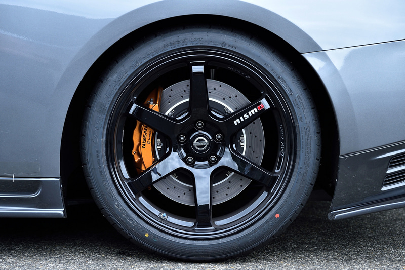 足まわりはGT3やNアタックパッケージでも実績のあるオーリズの新開発のサスペンションを装着し、アライメント調整により安定したグリップ力を発揮する
