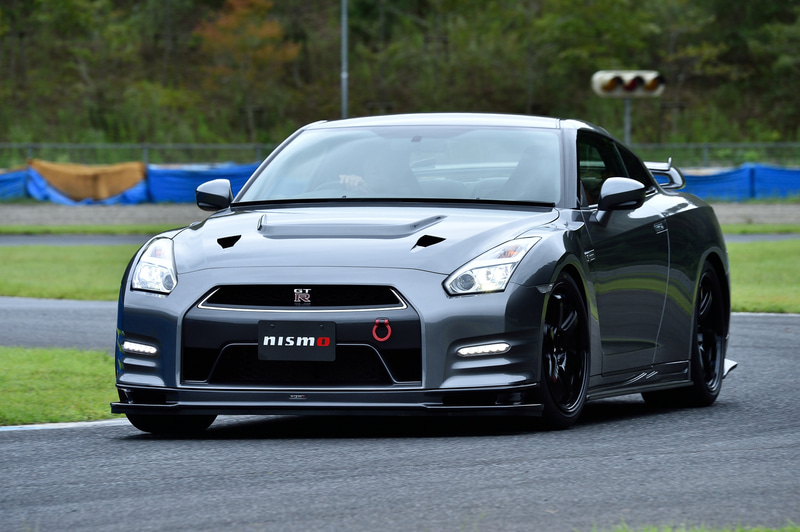 エンジン出力と足まわりとエアロダイナミクスが、バランスよくセッティングされているので、誰でも気持ちよく走れる1台だ