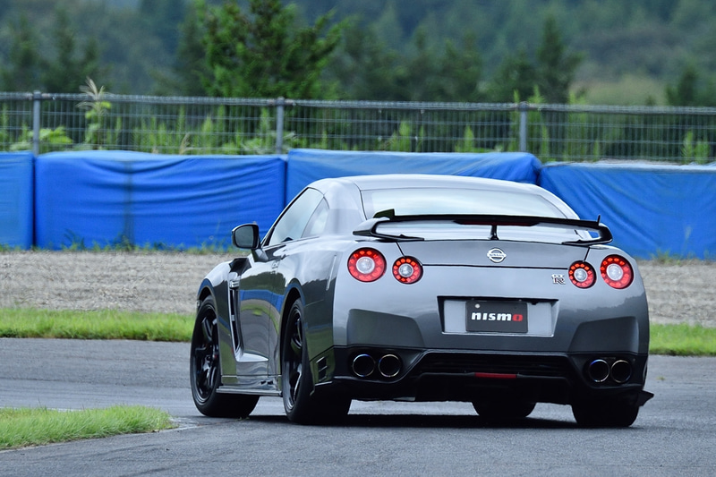 「GT-Rは重くて曲がらないのがもったいないと思っていましたが、このクルマはそこを消すことまではできないにしても、ずいぶん改善されています。回頭性がよく、乗りやすいのがCRSの特徴です」と柳田選手