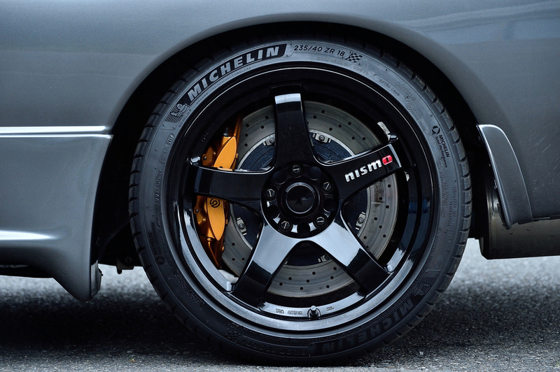 前後とも大口径ホイールに交換され、同時にブレーキキットの大型化も施されている