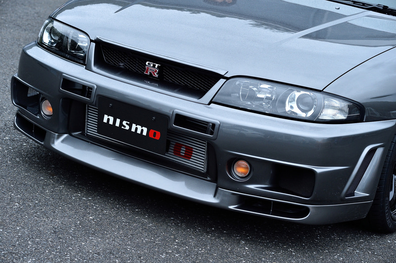 エンジンルームの熱を冷やすために前方の開口部が大型化される。リアウイングはフラップを付けダウンフォースの増大に貢献する