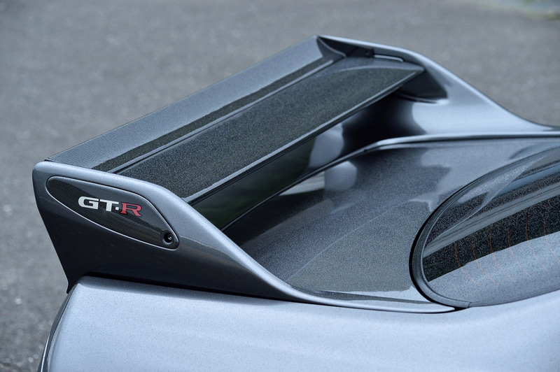 エンジンルームの熱を冷やすために前方の開口部が大型化される。リアウイングはフラップを付けダウンフォースの増大に貢献する