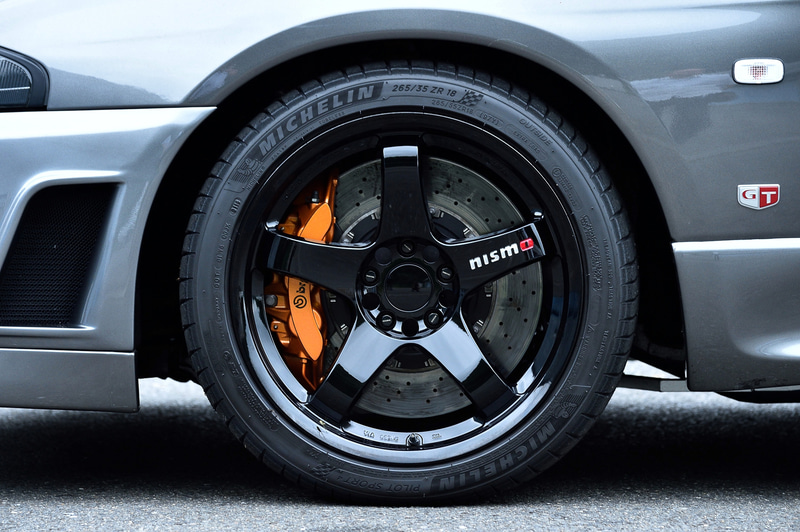 R32型と同じく、前後とも大口径ホイールに交換され、ブレーキキットも大型化されている