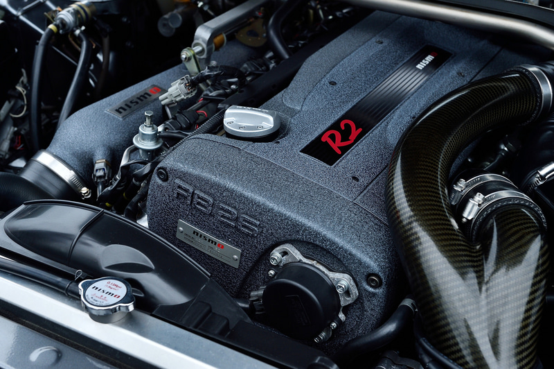 エンジンは「S1」よりもハイパフォーマンスな性能を持つ「R2」を搭載。シートはホールド性能にこだわりレカロ製フルバケットシートに交換されている