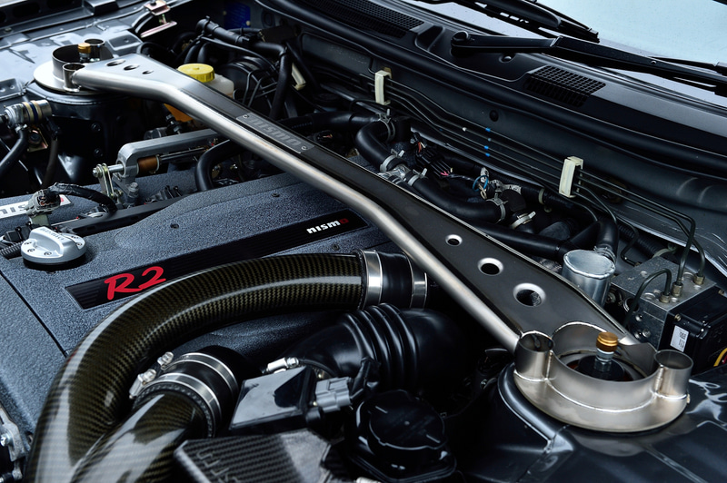 エンジンは「S1」よりもハイパフォーマンスな性能を持つ「R2」を搭載。シートはホールド性能にこだわりレカロ製フルバケットシートに交換されている