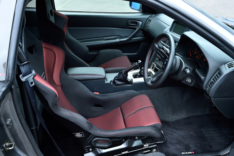 エンジンは「S1」よりもハイパフォーマンスな性能を持つ「R2」を搭載。シートはホールド性能にこだわりレカロ製フルバケットシートに交換されている