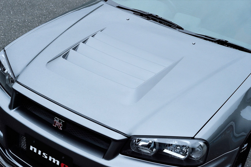 軽量化のために、ボンネットやマフラーはカーボンやチタンなど軽い素材でできたパーツに交換されいる