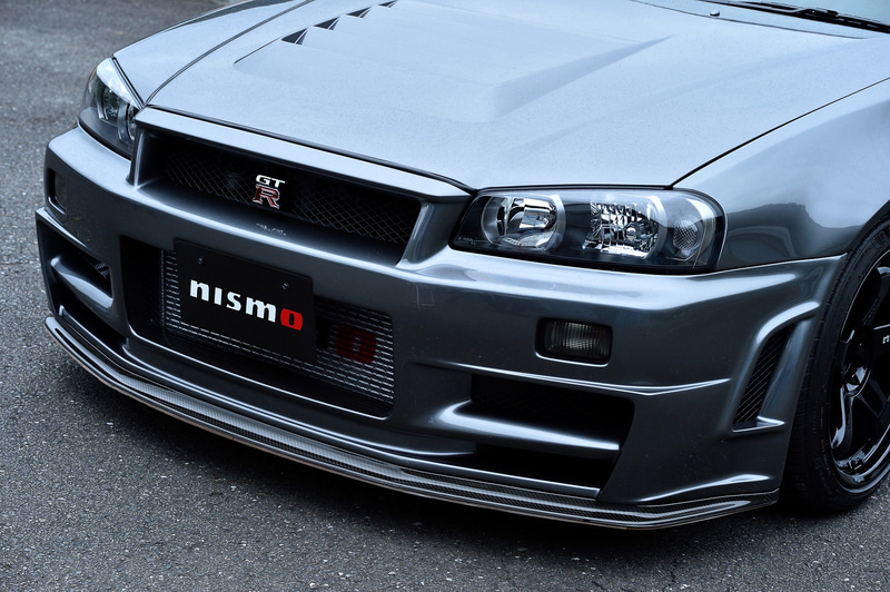 軽量化のために、ボンネットやマフラーはカーボンやチタンなど軽い素材でできたパーツに交換されいる