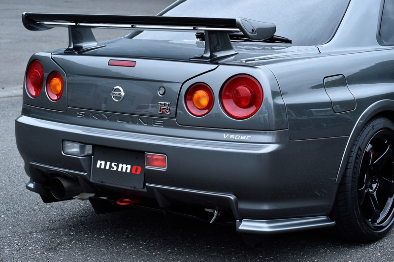 スタイルを大幅に変えることなくダウンフォースを高められるエアロパーツを装着する