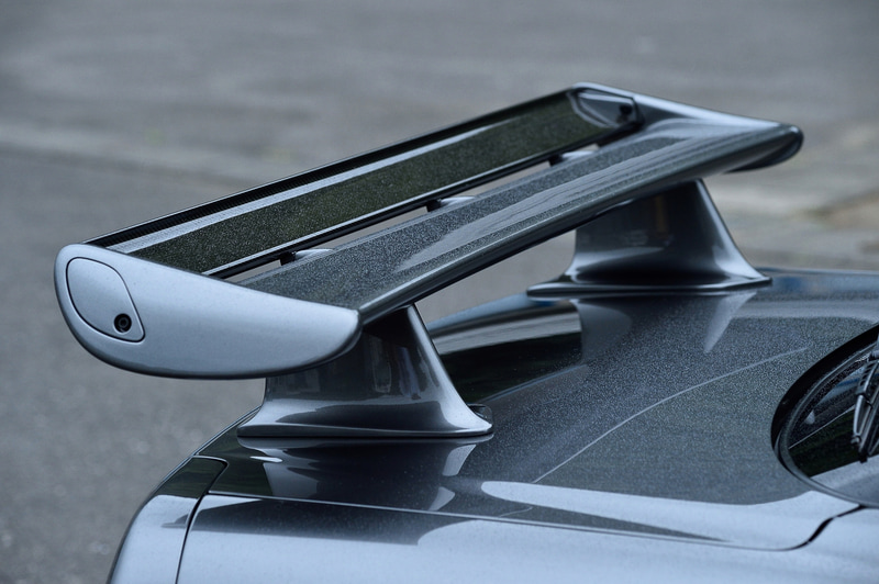 スタイルを大幅に変えることなくダウンフォースを高められるエアロパーツを装着する