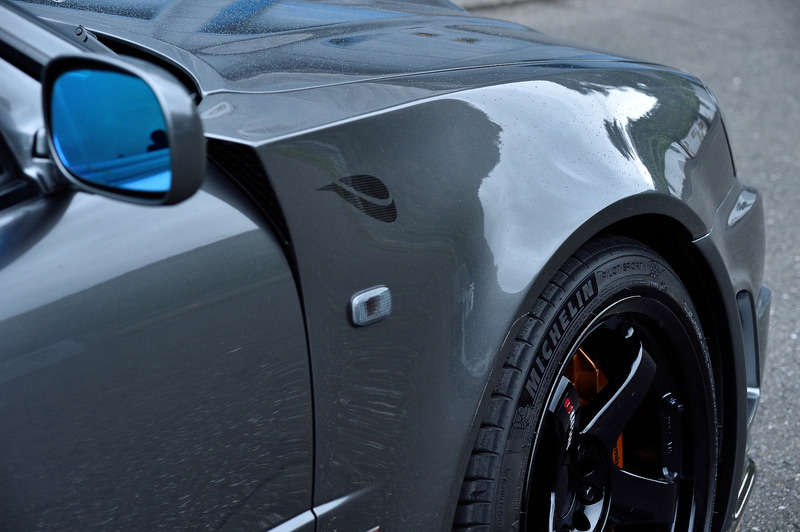 スタイルを大幅に変えることなくダウンフォースを高められるエアロパーツを装着する