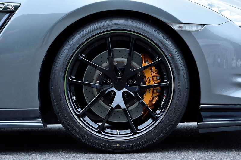 パドックにはアルミ鍛造1ピースの新作アルミホイール「BBS RI-A Engineered by NISMO ダイヤカットモデル」を装着したGT-Rも展示されていた