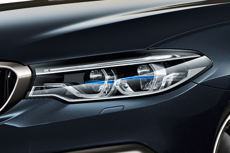 BMWレーザー・ライト、20インチ Mライト・アロイ・ホイール-Wスポーク・スタイリング668M、専用バッヂなどを特別装備