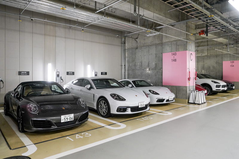 プレミアムレンタカーは地下3階の駐車場に並んでいる。ただし、ここでは受け渡しは行なわない