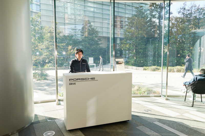 虎ノ門ヒルズ2階アトリウムの専用受付カウンター