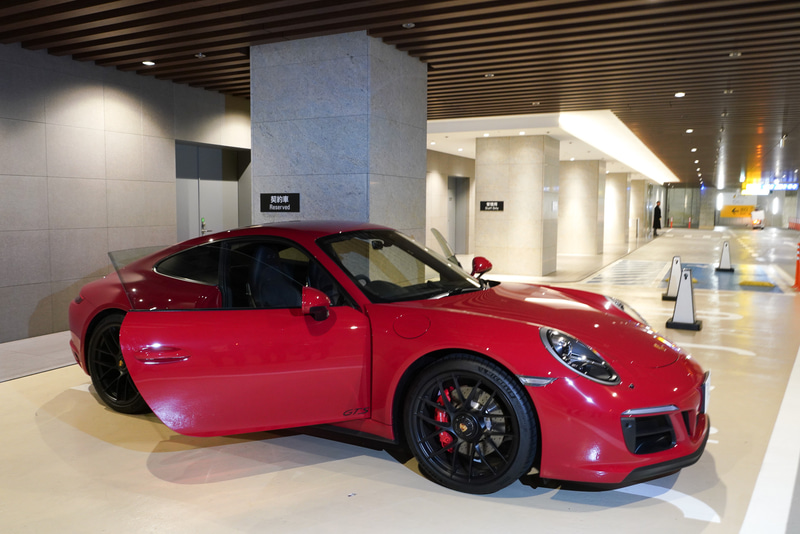 車両受け渡しは地下2階の専用スペースにて行なう