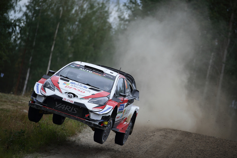 F1やWRC、MotoGPなどの2輪、4輪のレースで撮影された写真を展示する