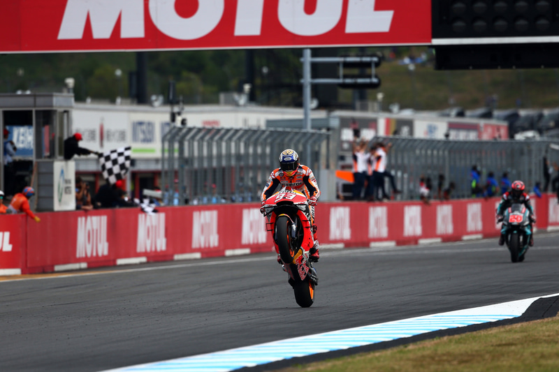 F1やWRC、MotoGPなどの2輪、4輪のレースで撮影された写真を展示する