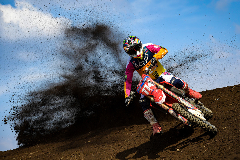 F1やWRC、MotoGPなどの2輪、4輪のレースで撮影された写真を展示する