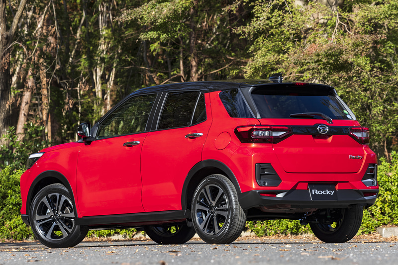 ダイハツ ロッキー X（2WD）。価格は184万8000円。ボディカラーは、ダイハツ初の小型自動車「コンパーノ」に由来するロッキー専用色「コンパーノ・レッド」。ボディサイズは3995×1695×1620mm（全長×全幅×全高）の5ナンバーサイズ。ホイールベースは2525mm。最小回転半径は17インチモデルで5.0m、16インチモデルで4.9mとなる