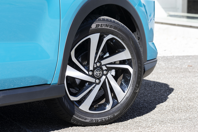 アルミホイールデザインはサイズによって異なる。左のロッキー Xは16インチ（195/65R16）、右のライズ Zは17インチ（195/60R17）。装着タイヤはダンロップ「エナセーブ EC300＋」で共通
