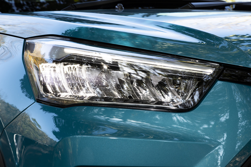 ヘッドライトデザインはライズ（左）とロッキー（右）で共通