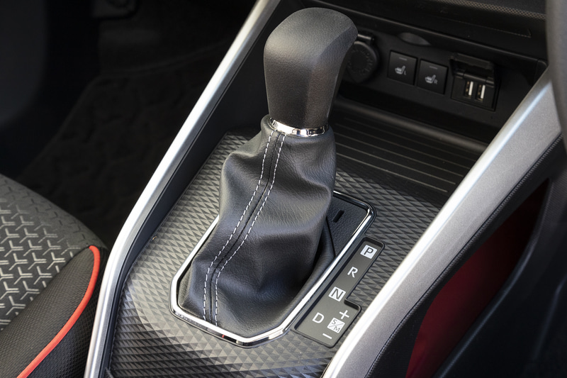 シフトノブ。ドライブレンジに入れて右へ倒すとマニュアルモードとなる