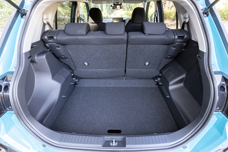 2段可変式デッキボードを備えるラゲッジルーム。荷室容量はVDA方式で369Lというクラストップレベルの容量を実現。さらに、デッキボード下にはVDA方式で80Lといいうアンダーラゲッジも備える