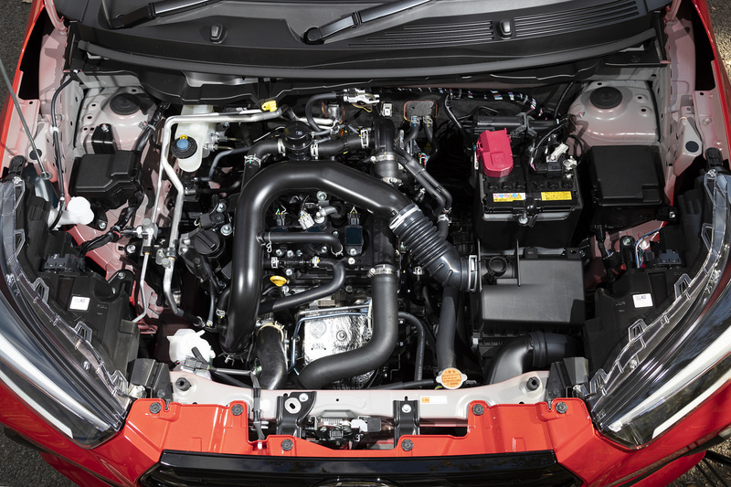 ロッキー、ライズともに最高出力72kW（98PS）/6000rpm、最大トルク140Nm（14.3kgfm）/2400-4000rpmを発生する直列3気筒DOHC 1.0リッターターボ「1KR-VET」型エンジンを搭載。トランスミッションには新開発のスプリットギヤを用いた技術を採用したD-CVTを組み合わせる。WLTCモード燃費は2WDモデルで18.6km/L