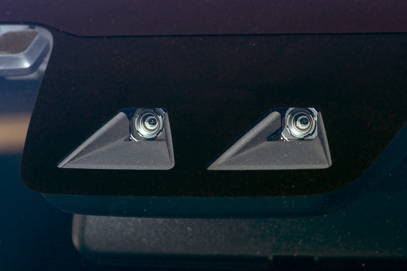 ロッキー、ライズともに装着グレードは異なるが、予防安全機能「スマートアシスト」全10機能に加え、運転をサポートする「スマートアシストプラス」全7機能の計17機能から構成される「次世代スマートアシスト」を採用。今回から新たにソナーを搭載することで、後方確認をサポートする「BSM（ブラインドスポットモニター）」「RCTA（リヤクロストラフィックアラート）」の2機能を追加した