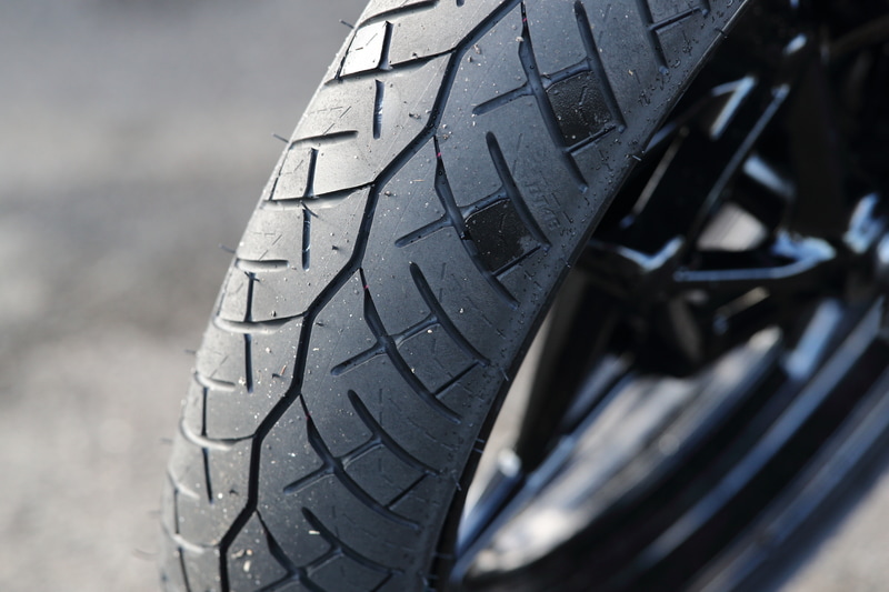 BT46のフロントタイヤ。回転方向がBT45の逆になった