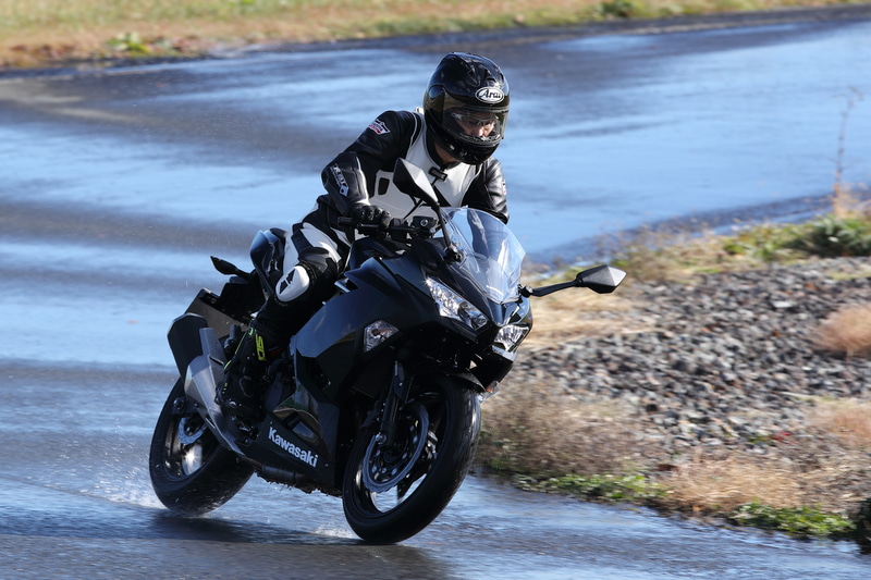 BT45の試乗。ウェット路面でもグリップしてくれるが、特にリアの滑りそうな予感が伝わってきてスピードに乗り切れない