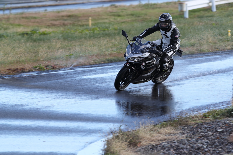 ダウンヒルからのコーナーの突っ込みにも不安はない