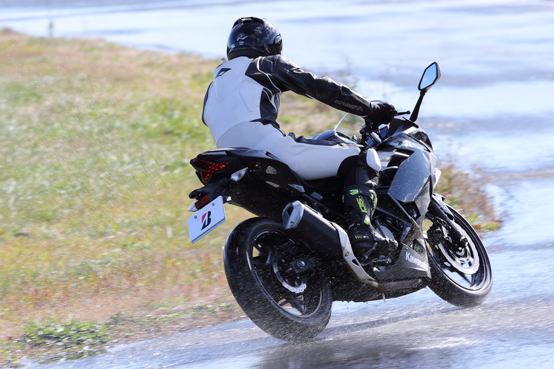 コーナーからの脱出。リアに荷重を乗せてグリップさせているイメージを作ることができる